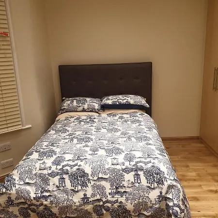 London Luxury Apartments 3 Bedroom Sleeps 8 With 3 Bathrooms 4 Mins Walk To Tube Free Parking Ilford Exterior photo