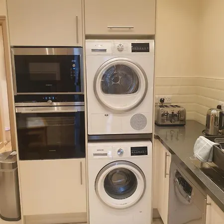 London Luxury Apartments 3 Bedroom Sleeps 8 With 3 Bathrooms 4 Mins Walk To Tube Free Parking Ilford Exterior photo