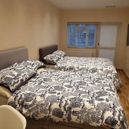 London Luxury Apartments 3 Bedroom Sleeps 8 With 3 Bathrooms 4 Mins Walk To Tube Free Parking Ilford Exterior photo