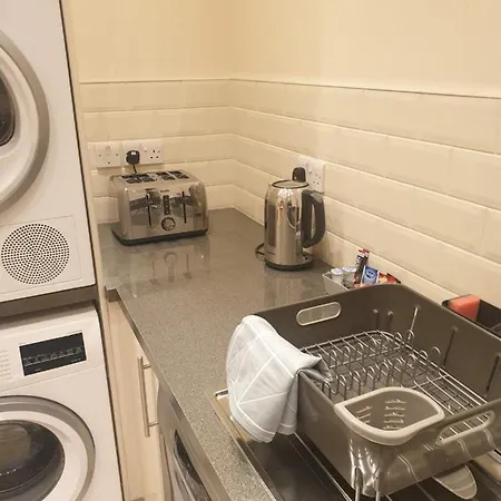 London Luxury Apartments 3 Bedroom Sleeps 8 With 3 Bathrooms 4 Mins Walk To Tube Free Parking Ilford Exterior photo