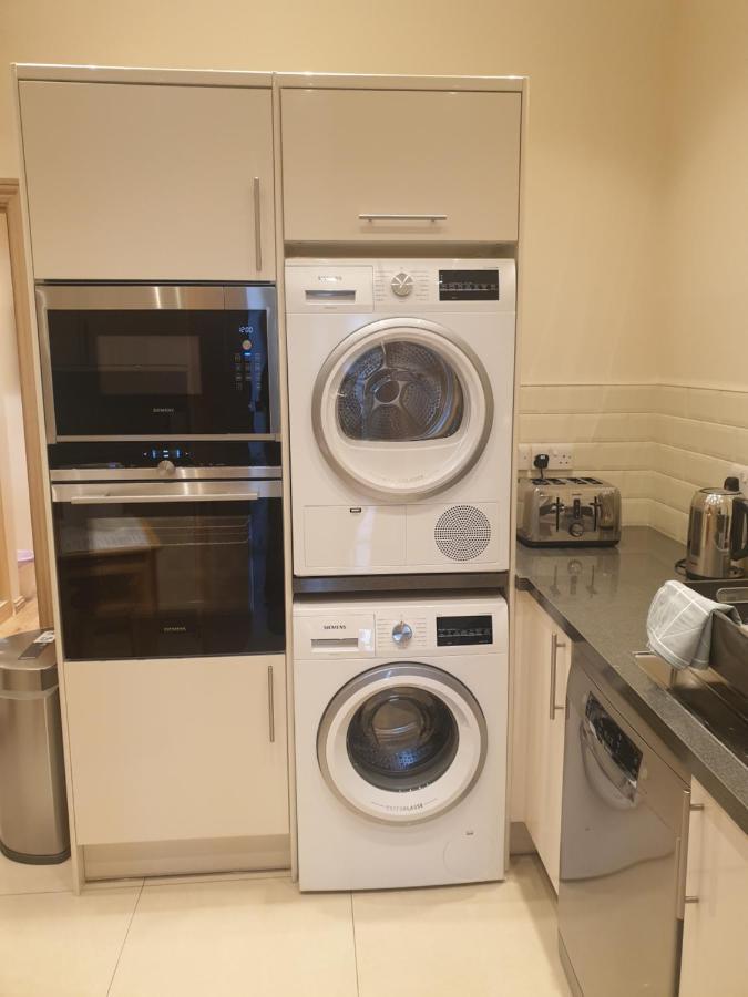 London Luxury 3 Bedroom Sleeps 8 With 3 Bathrooms 4 Mins Walk To Tube Free Parking * Ilford