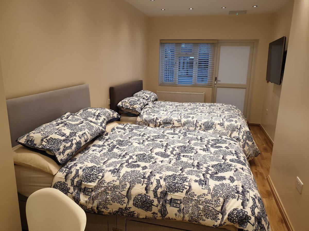 London Luxury 3 Bedroom Sleeps 8 With 3 Bathrooms 4 Mins Walk To Tube Free Parking *