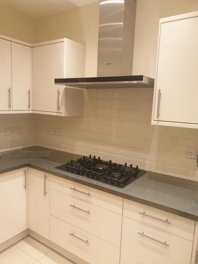 London Luxury 3 Bedroom Sleeps 8 With 3 Bathrooms 4 Mins Walk To Tube Free Parking * Ilford