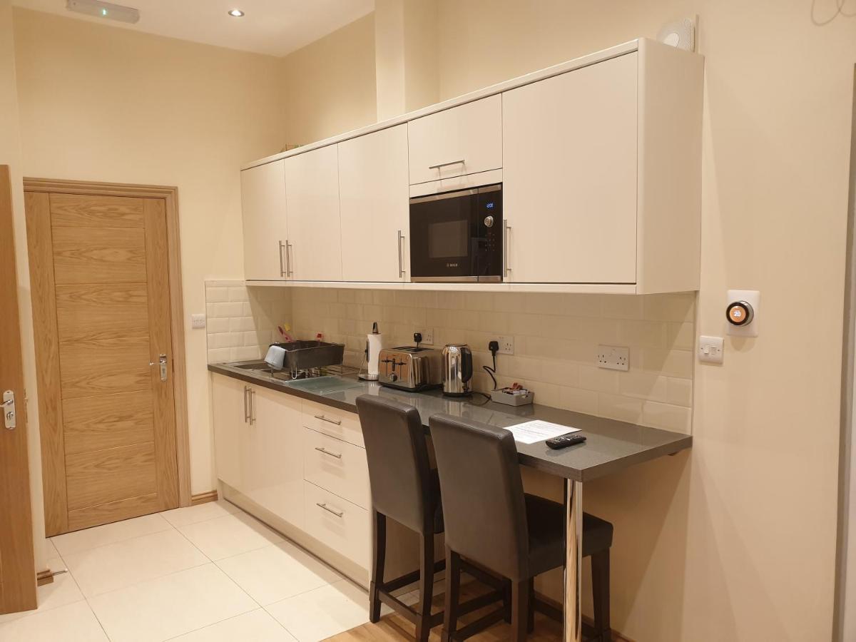London Luxury 3 Bedroom Sleeps 8 With 3 Bathrooms 4 Mins Walk To Tube Free Parking Apartment Ilford