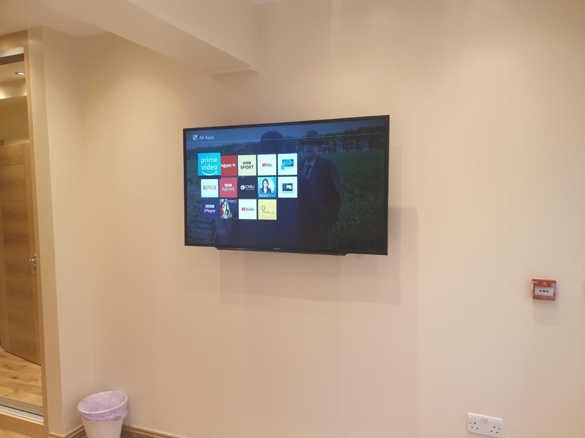 London Luxury 3 Bedroom Sleeps 8 With 3 Bathrooms 4 Mins Walk To Tube Free Parking Apartment Ilford