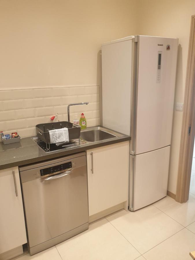 London Luxury 3 Bedroom Sleeps 8 With 3 Bathrooms 4 Mins Walk To Tube Free Parking Ilford