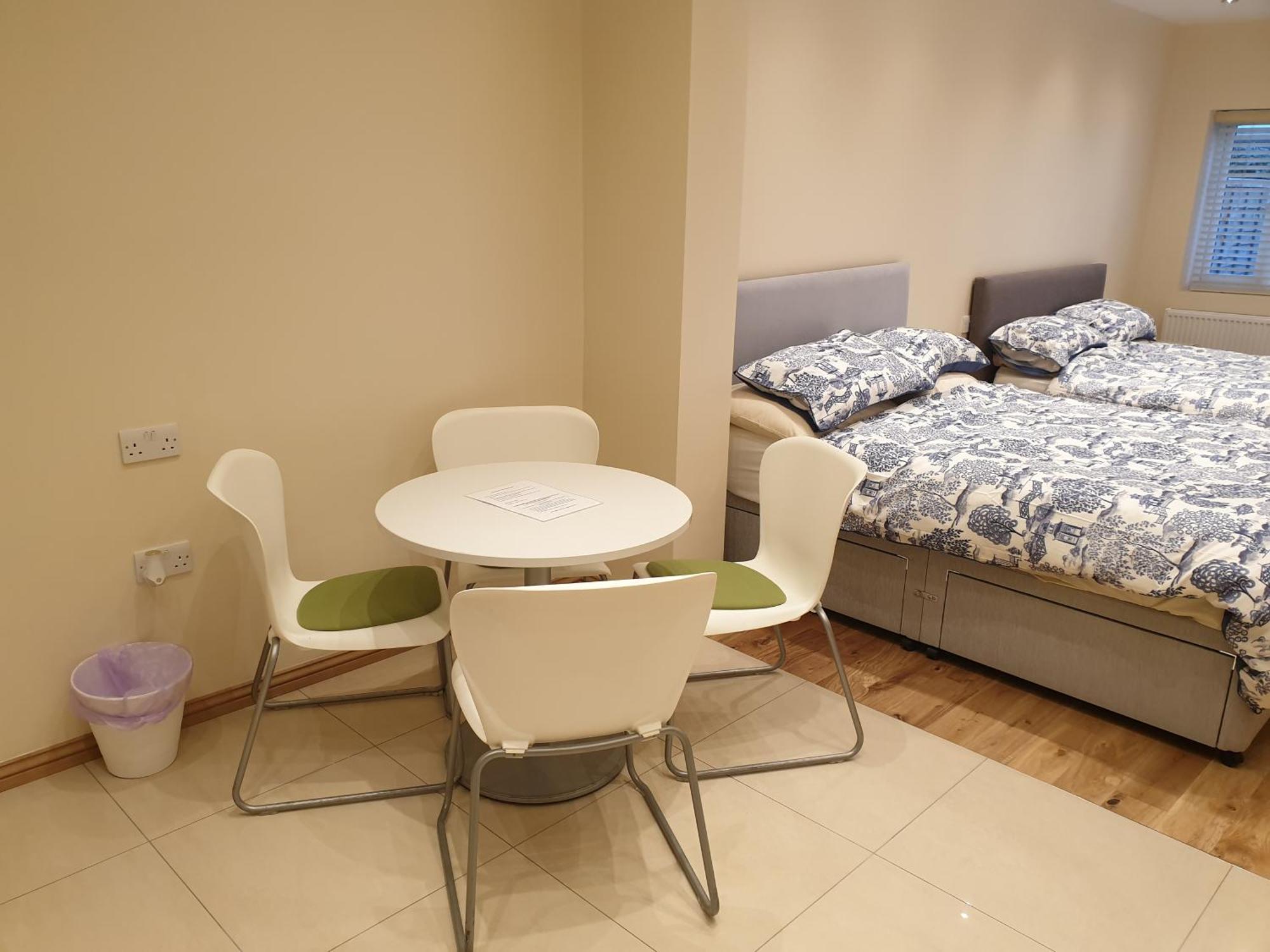 London Luxury 3 Bedroom Sleeps 8 With 3 Bathrooms 4 Mins Walk To Tube Free Parking * Ilford