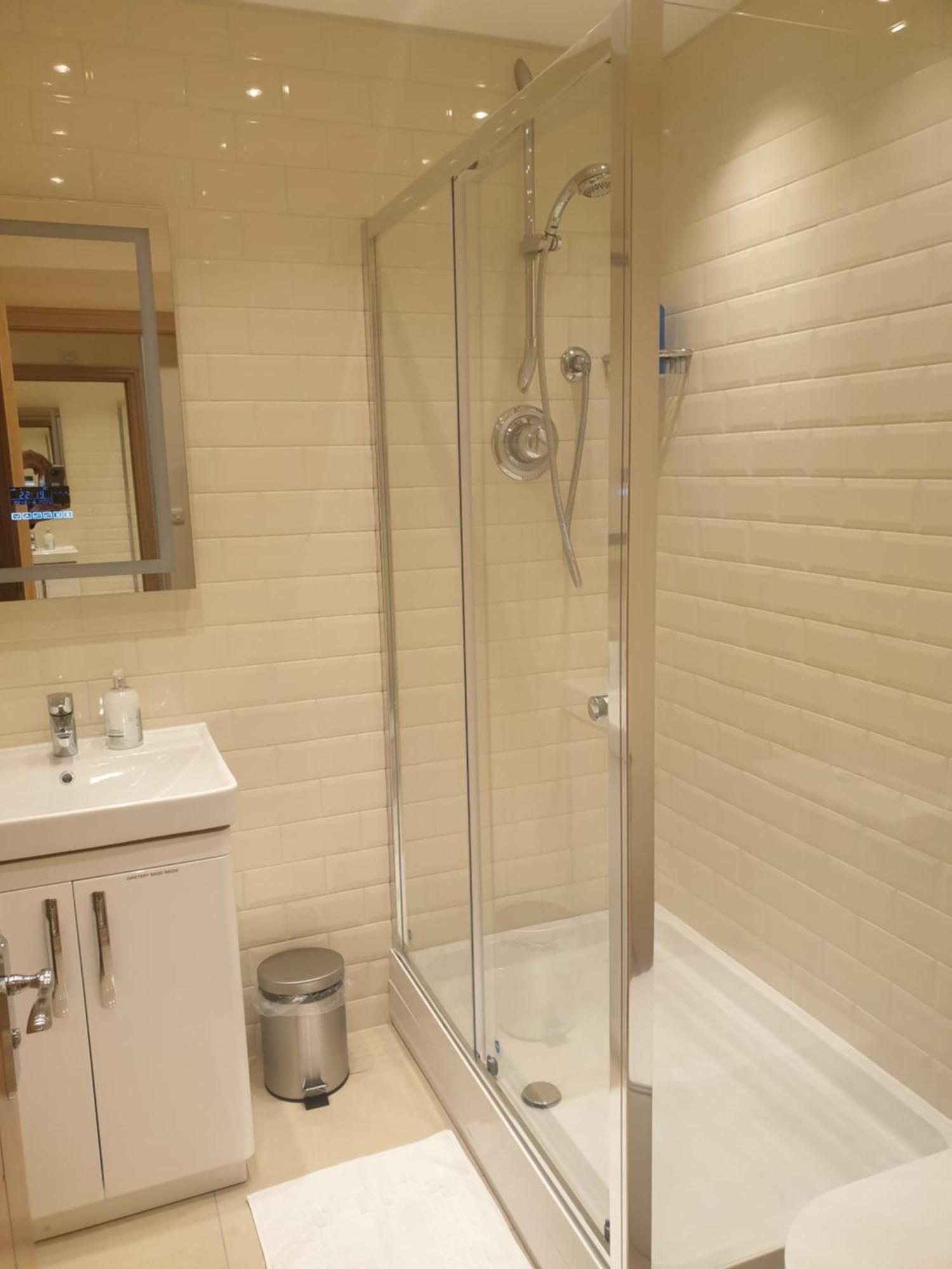 London Luxury 3 Bedroom Sleeps 8 With 3 Bathrooms 4 Mins Walk To Tube Free Parking * Ilford