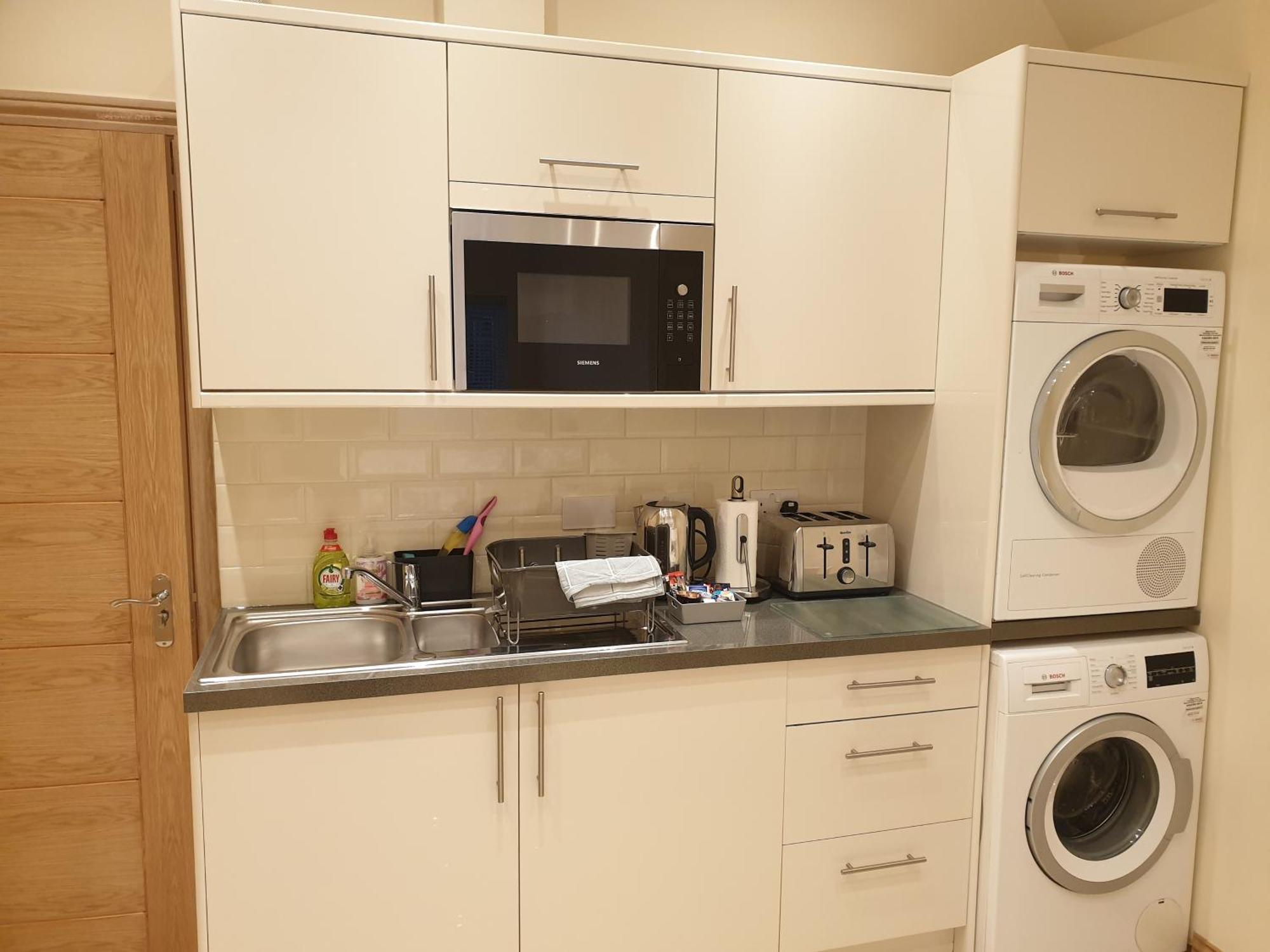 London Luxury 3 Bedroom Sleeps 8 With 3 Bathrooms 4 Mins Walk To Tube Free Parking Apartment *