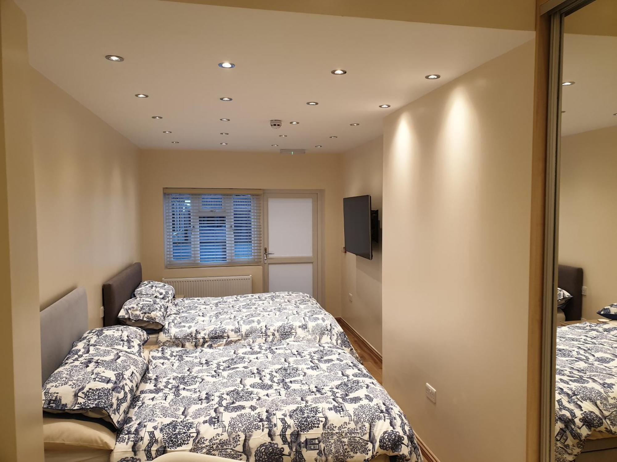 London Luxury 3 Bedroom Sleeps 8 With 3 Bathrooms 4 Mins Walk To Tube Free Parking * Ilford