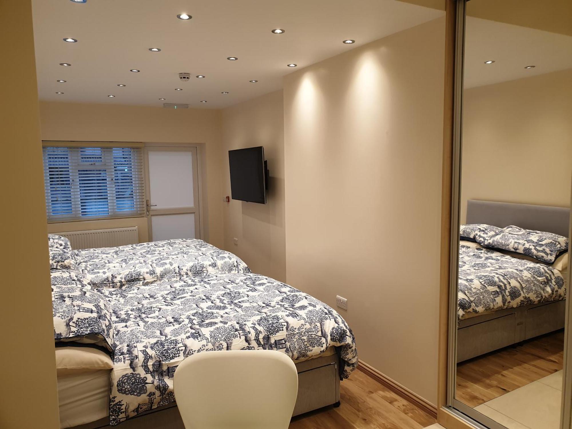 London Luxury 3 Bedroom Sleeps 8 With 3 Bathrooms 4 Mins Walk To Tube Free Parking * Ilford