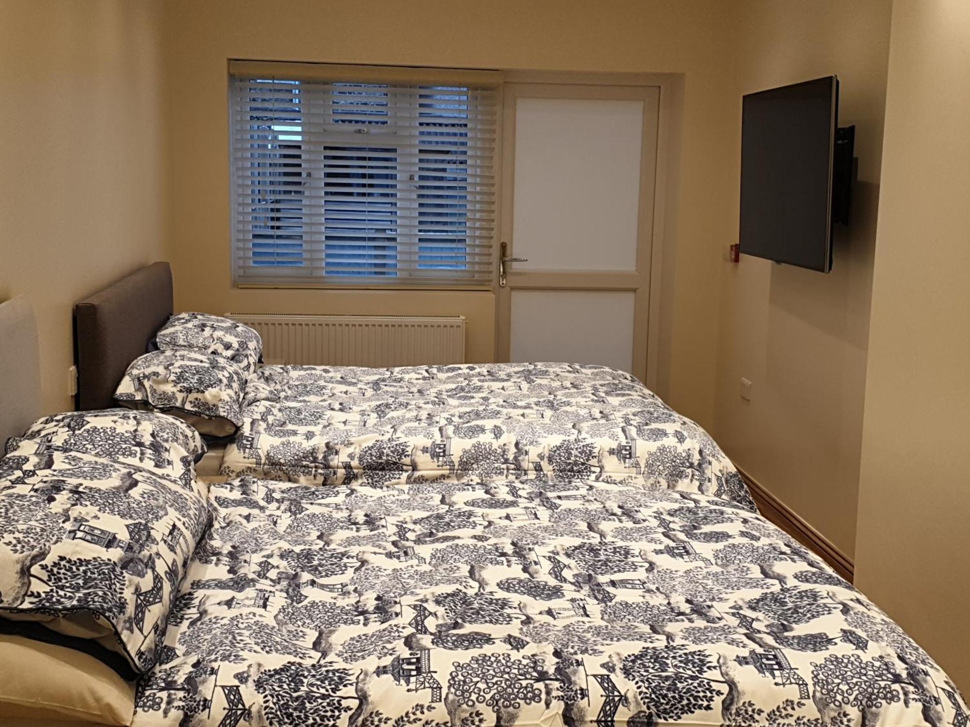 Apartment London Luxury 3 Bedroom Sleeps 8 With 3 Bathrooms 4 Mins Walk To Tube Free Parking *